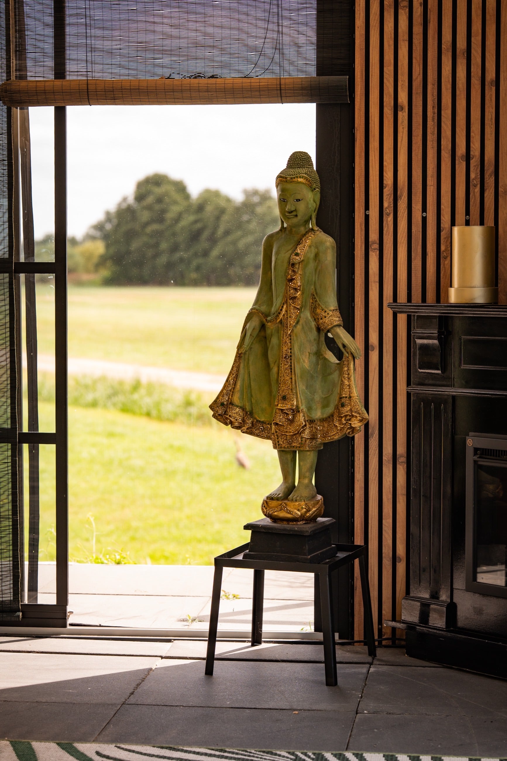 De ceremonieruimte van Mental Health Temple met uitzicht op de weilanden